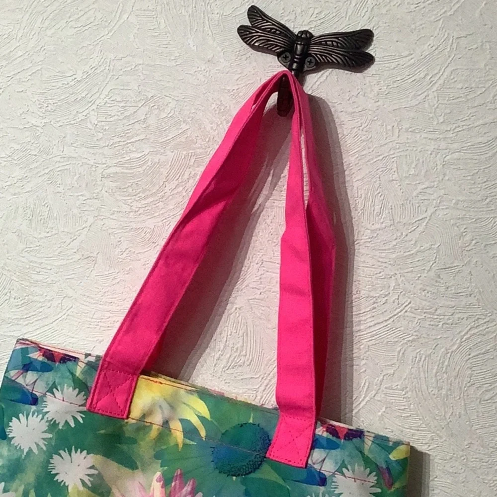 SO NEW - Living the Dream flower TOTE w/ inside pouch